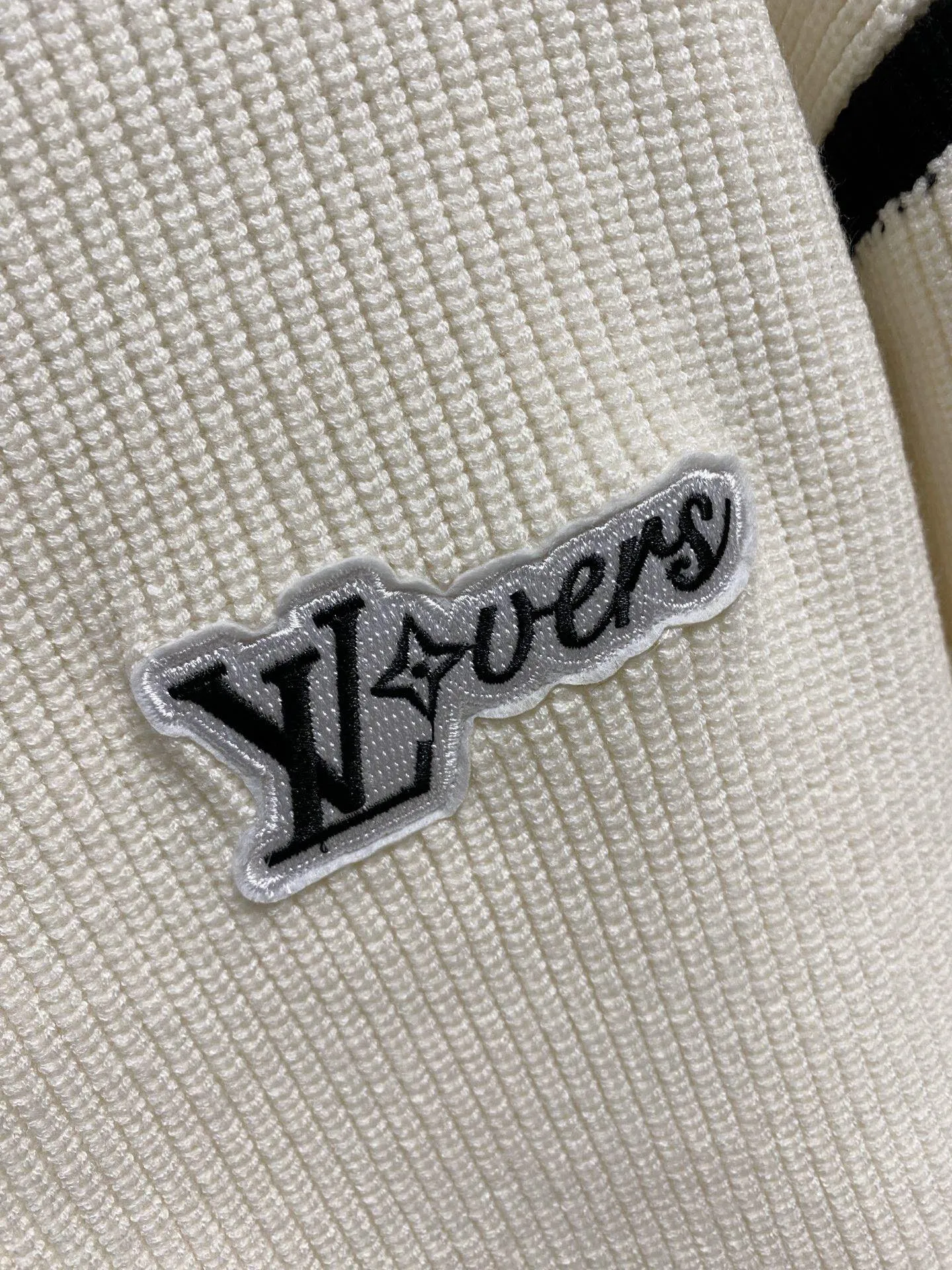 🅿️540 【LV Louis Vuitton】Autumn and winter classic cardigan sweater, in full condition! ! ! Wool blended fabric, the latest model in 2025, golden ratio! ! Slim-fitting soft gold, versatile and practical item, the combination and practicality are extremely powerful, simple and elegant, and classy! To create your own style, it is highly recommended to buy it in two colors. The standard slim fit tailoring process is suitable for both young and old men. It is knitted from wool and will not cause any discomfort! While keeping warm, it is stylish, textured and wearable, and the classic logo with contrasting colors on the chest feels in place! ! Recommended for regular customers! ! Size M-3XL (maximum wear: 190 pounds)